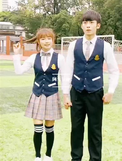 Skolas emblēmas izšuvuma skolas formas tērps